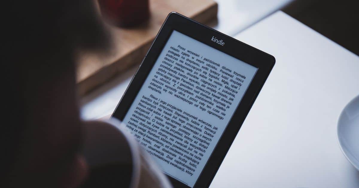 큰 소리로 읽고 텍스트로 기록되는 책 텍스트를 보여주는 Kindle의 인터페이스 스크린샷.