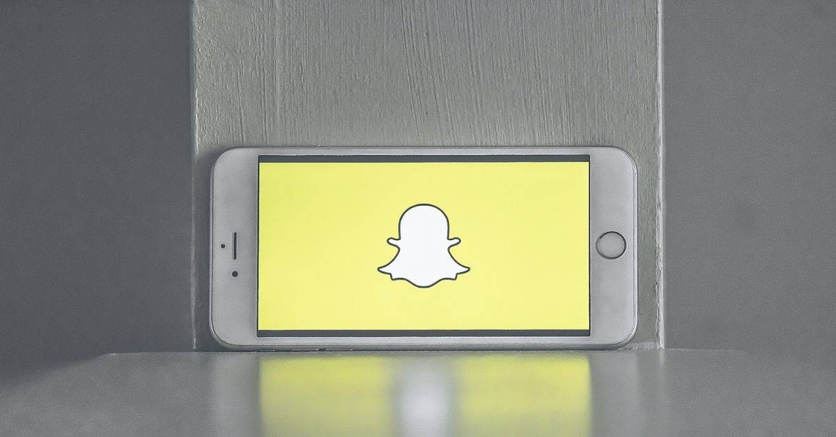 Una schermata dell'interfaccia di Snapchat con una finestra di chat aperta che mostra un messaggio trascritto da un clip audio.