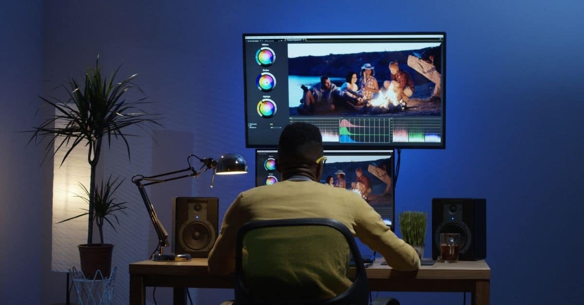 Pilt arvutiekraanilt, millel kuvatakse KineMasteri kasutajaliides koos tekstiga, mis on lisatud videoklipi juurde.