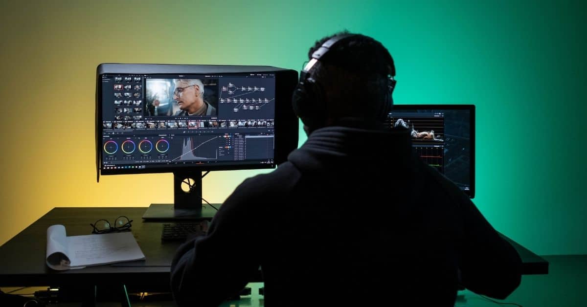 Визуално представяне на процеса на добавяне на текст към видеоклип в Adobe Premiere Pro
