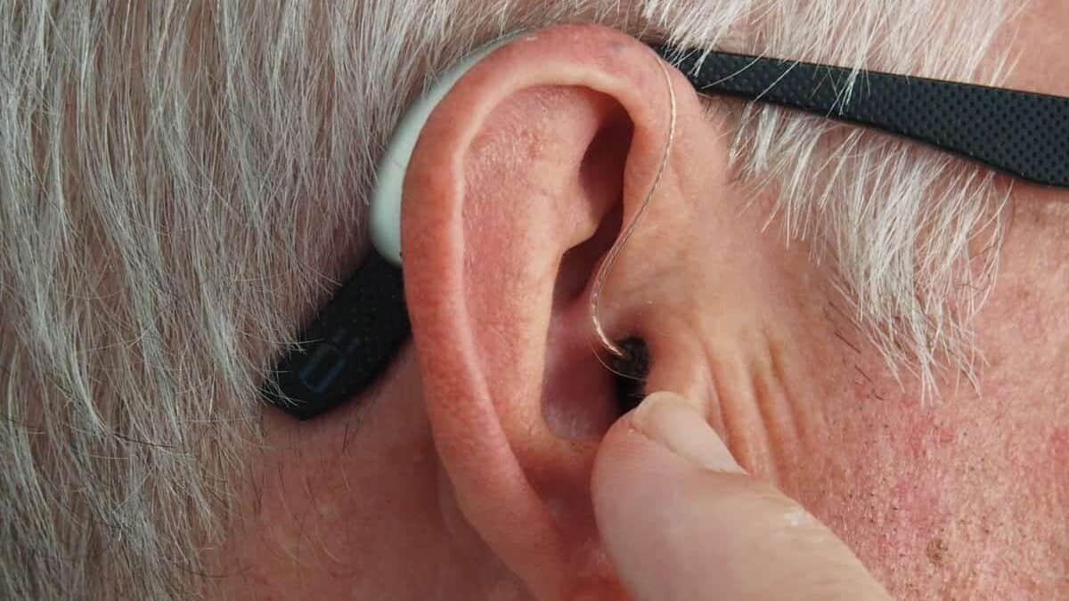 En hörselskadad person